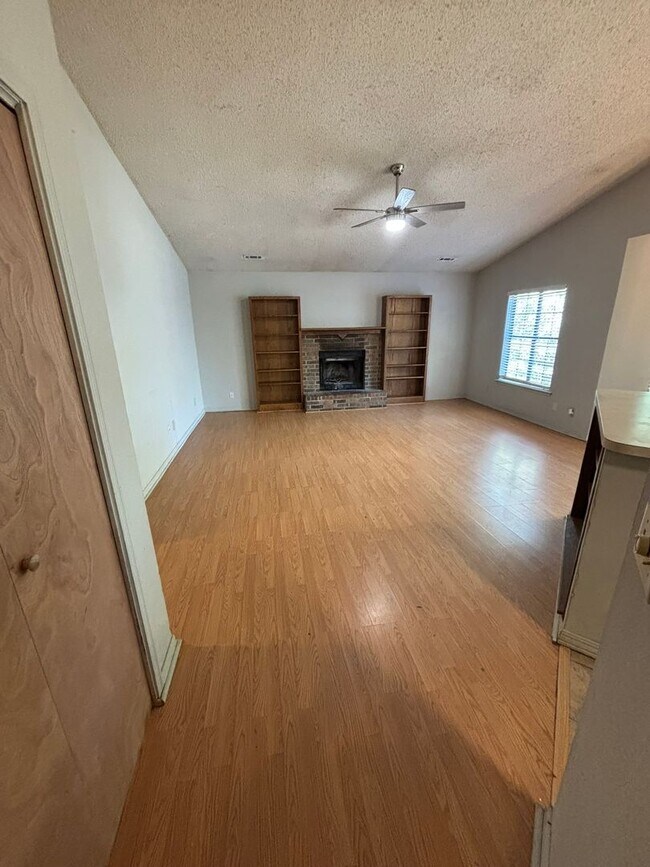 Foto del edificio - Located off Wedington Dr! 3 Bedroom 2 Bathroom Single Family Home!