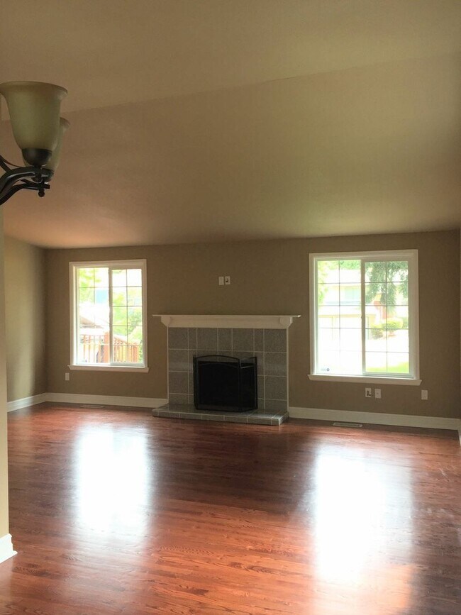 Building Photo - Beautiful & Spacious 3 bedroom 2.5 bathroo...