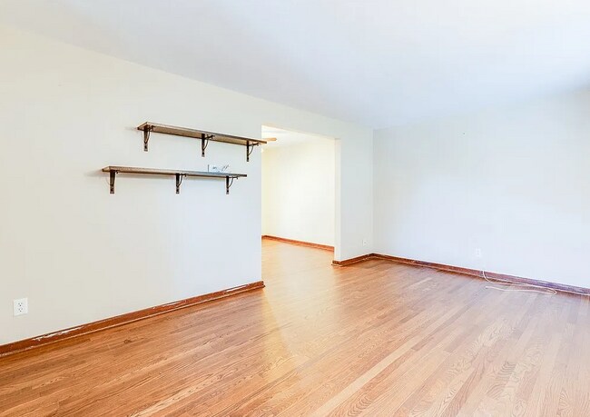 Sala de estar con estantes - 133 Hamburg St