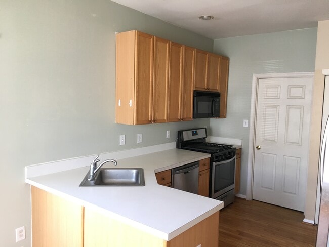 Building Photo - 4041 Hermitage Dr