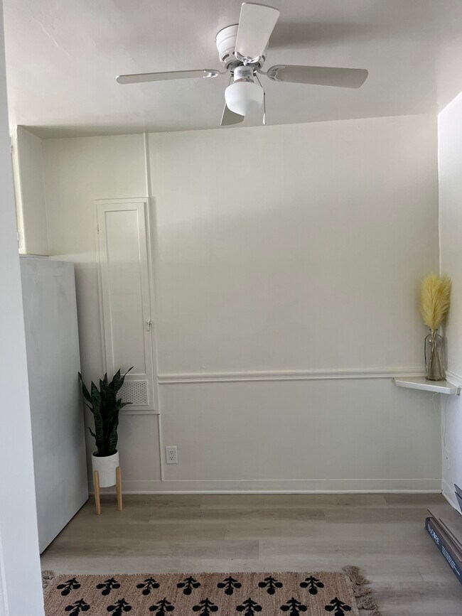 Dining area - 709 E Windsor Rd