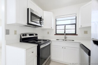 Building Photo - 1226 N Haverhill Rd