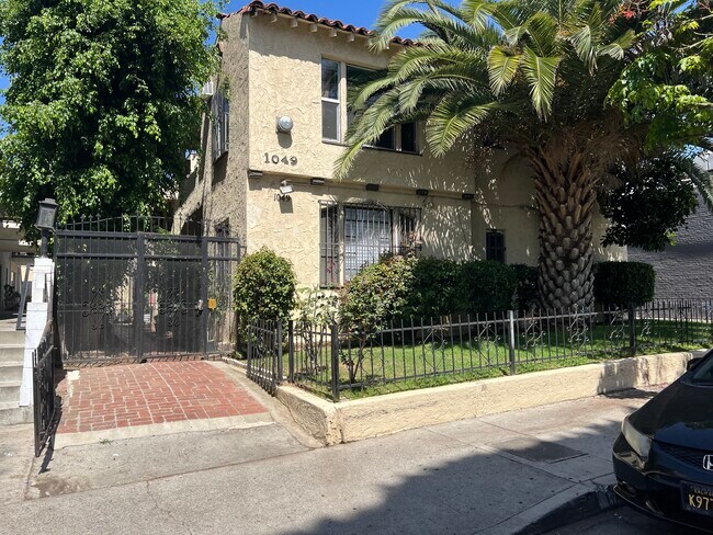 Foto del edificio - 1049 N Stanley Ave