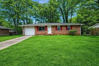 Building Photo - 722 Tara Cir SE