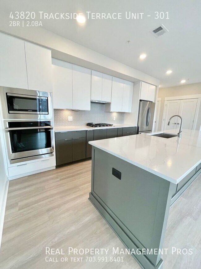 Building Photo - Brand New Luxury 2 Bedroom + Den Garage Co...