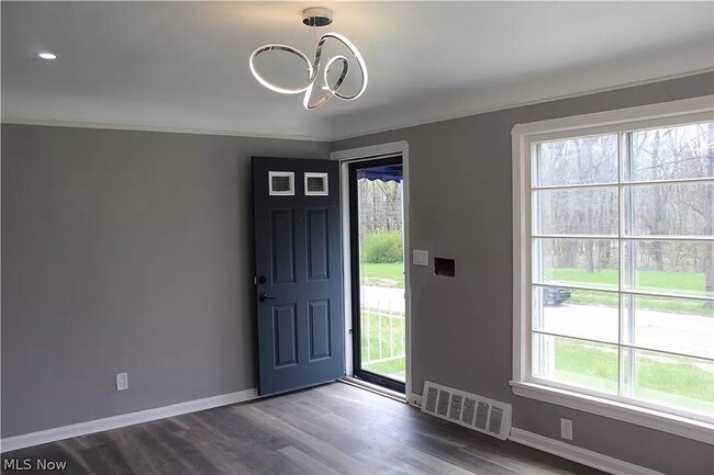 Building Photo - Lovely 4 Bedroom 1 Bathroom House in Cleveland