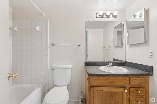 2 habitaciones, 1 baño - 920 pies cuadrados - Baño - Woodcreek Apartments