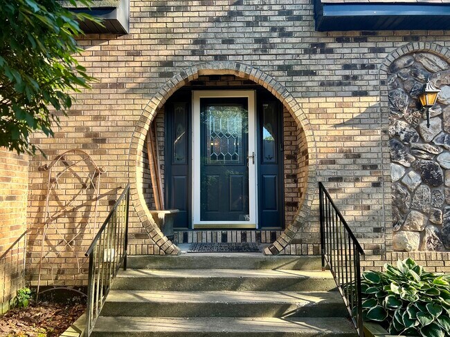 Building Photo - 337 W Austin Ave