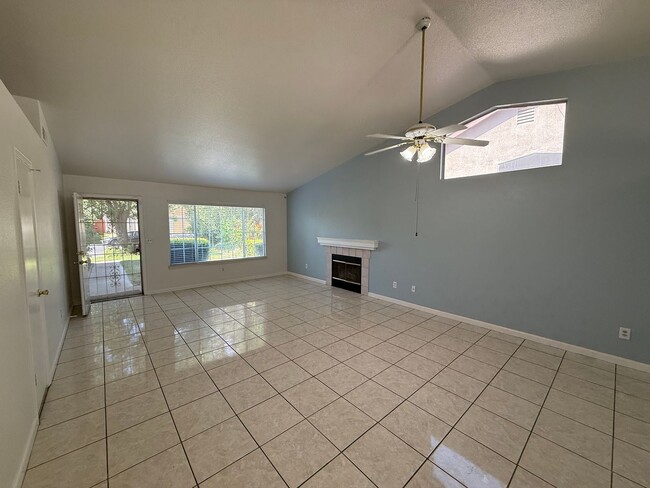 Building Photo - Single story in Modesto!