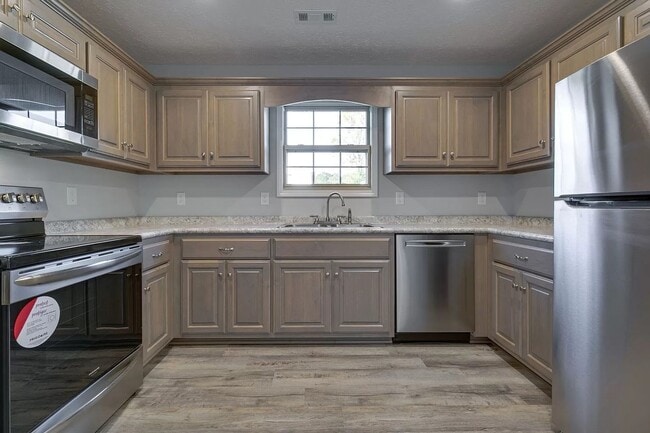 Building Photo - Spacious ranch style 2-bedroom, 2 bath duplexes located in Manchester!
