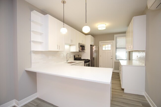 Building Photo - 3938 N Janssen Ave