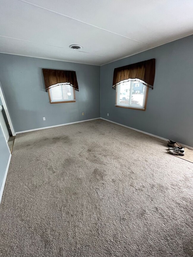 Building Photo - 2 Bedroom 2 Car Detached Garage Single Fam...