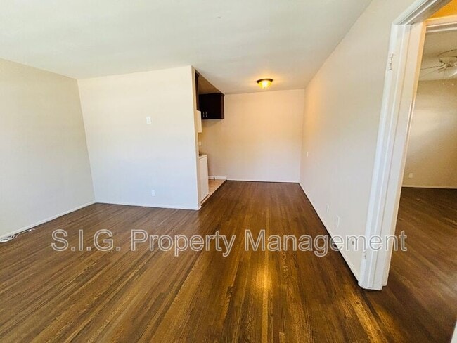 Building Photo - 1702 W Victory Blvd