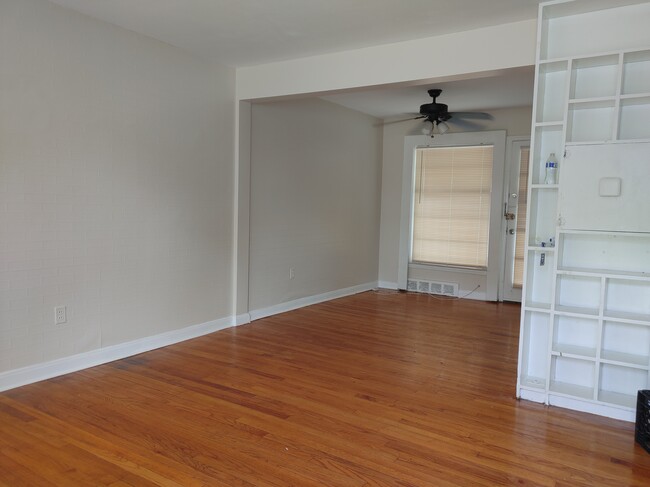 Dining area - 19477 Greenfield Rd