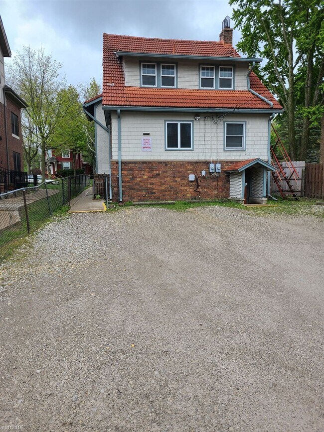 Foto del edificio - 10 br, 3.5 bath House - 904 S Forest Ave
