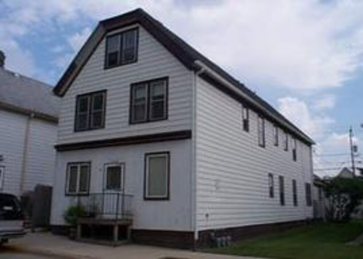 Primary Photo - HUGE 4 Bedroom Apartment