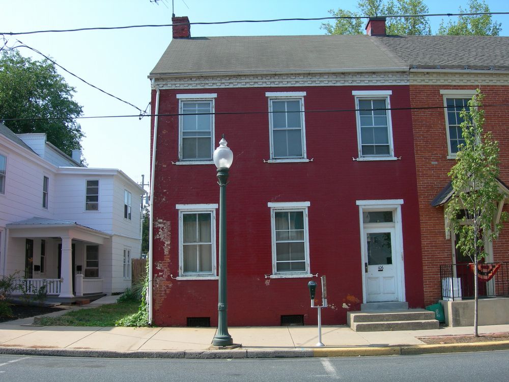 Foto principal - 106 E Main St