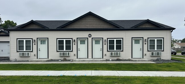 Building Photo - 402 4th St E