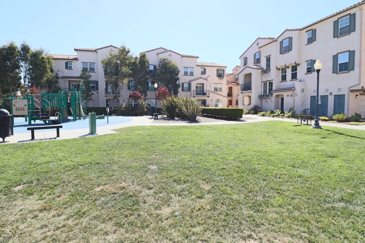 Building Photo - Spacious 3-Bedroom Condo in Riverpark with...