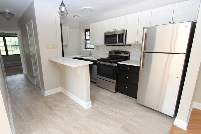 The Bentley - Updated Kitchen - Apartments on Fifth