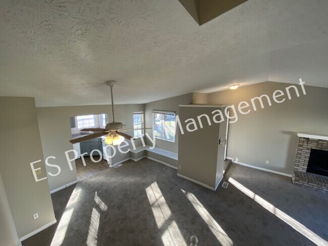 Building Photo - Stunning 4 Bedroom 2 Bathroom Tri-Level Ho...