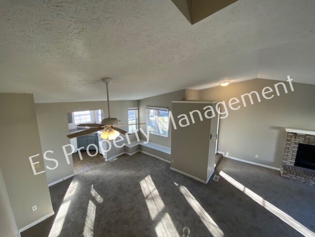 Foto del edificio - Stunning 4 Bedroom 2 Bathroom Tri-Level Ho...