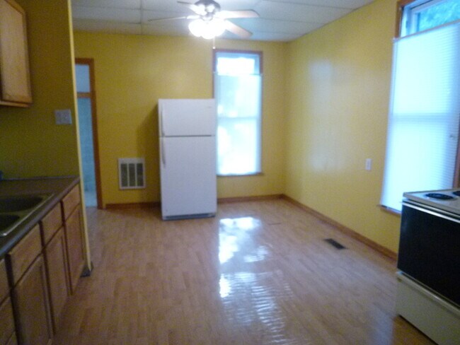 Building Photo - 3 Bedroom Home