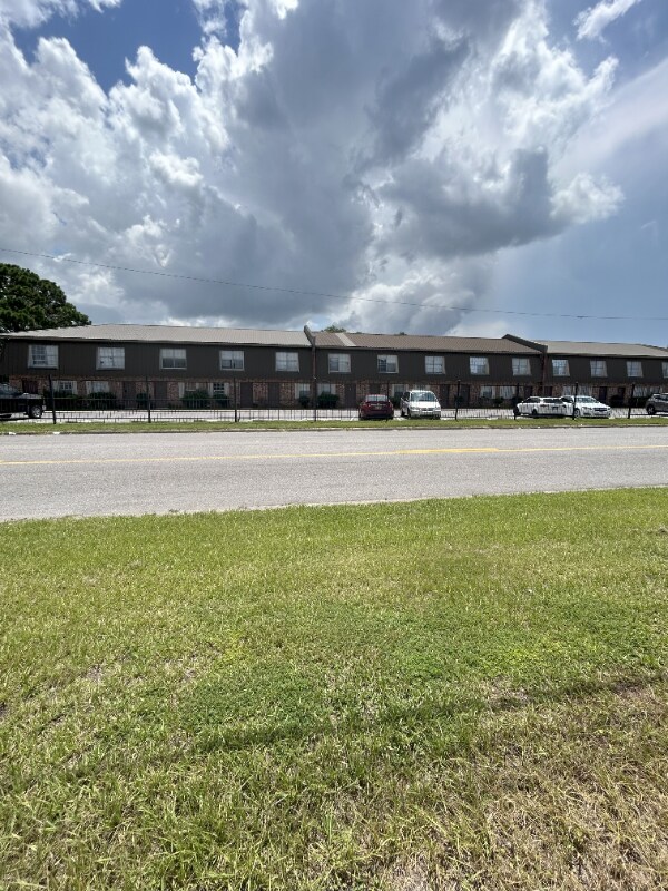 Building Photo - 3200 Hospital Rd