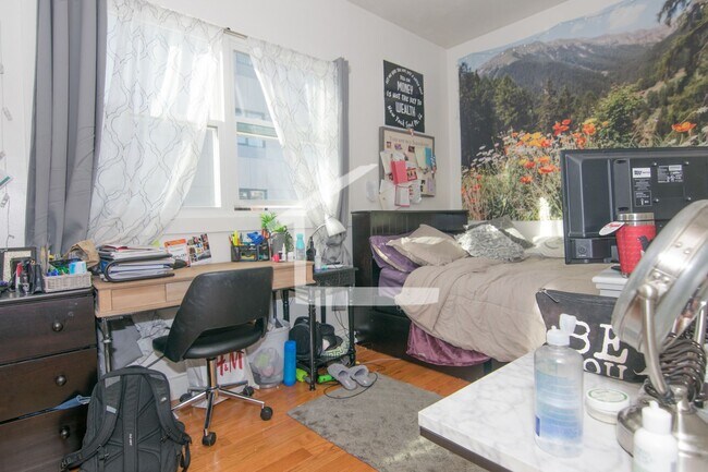 Building Photo - Unique and 'DePent' Allston Apartment