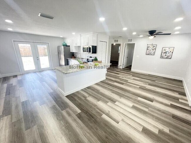 Building Photo - Updated 3-Bedroom Home in South Tampa ? Cl...