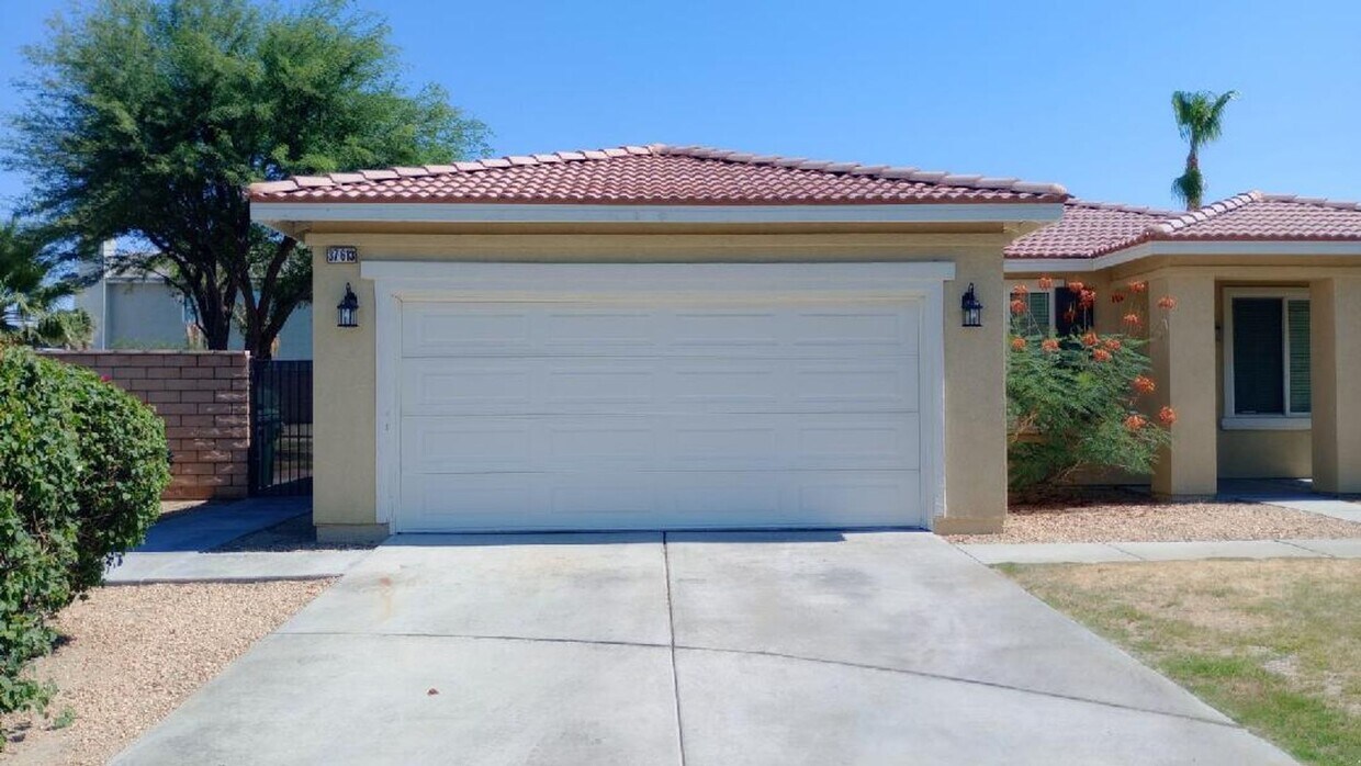 Primary Photo - NICE 4 BED/2 BATH HOME IN GATED COMMUNITY