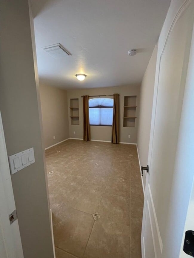 Building Photo - 2407 W Golden Hills Rd