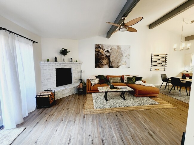 Building Photo - 155 S Canyon Diablo Rd