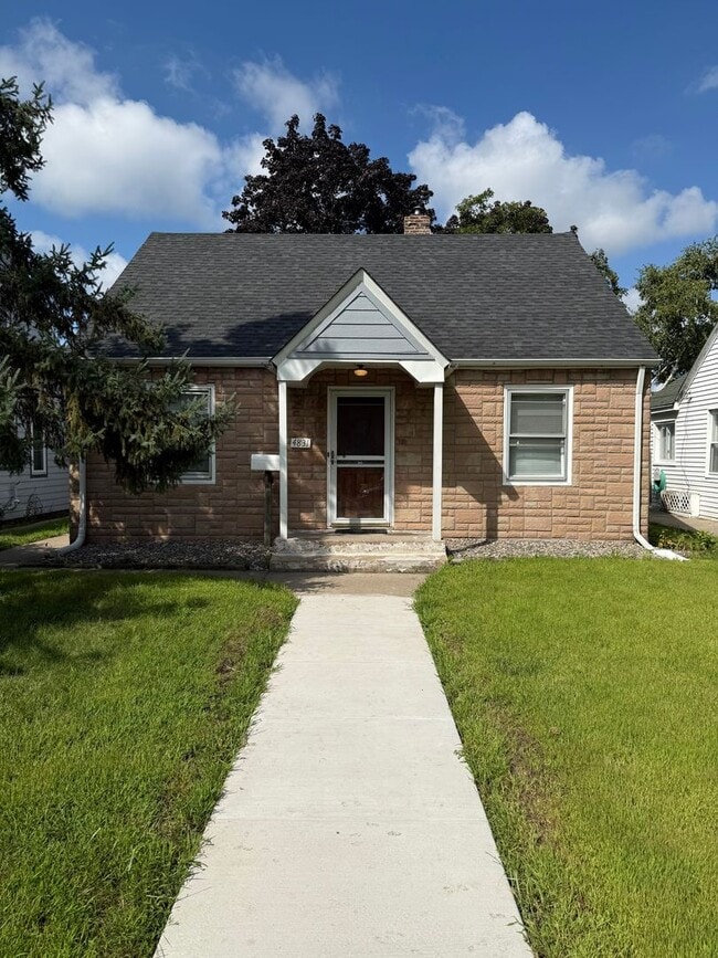 Building Photo - Spacious 3 bedroom 2 bathroom single famil...