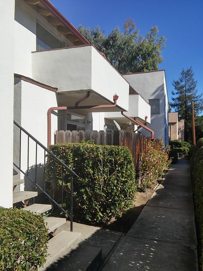 Building Photo - 2007 Halford Ave