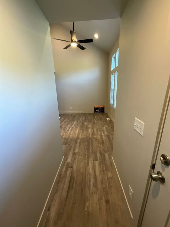 Building Photo - 2 bedroom 2 1/2 bath Townhouse 2 car garage.