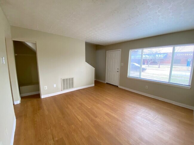 Sala de estar de casa adosada de 2 y 3 habitaciones - Southern Oaks Apartments - Income Restricted