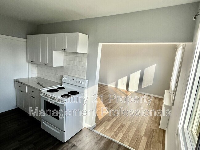 Building Photo - 11235 117 St NW