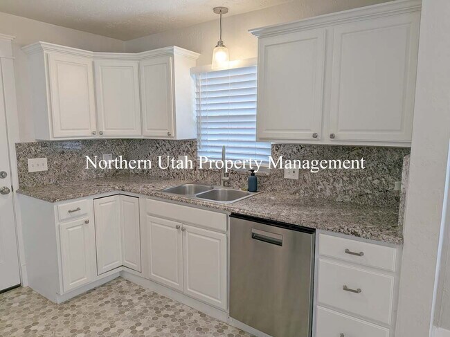 Foto del edificio - 3 Bed, 2 Bath, HVAC