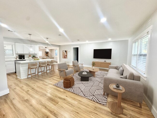 Building Photo - Beautiful white brick ranch styled home off White Bluff in Savannah, Ga!