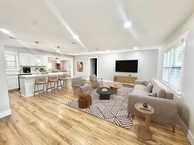 Foto del edificio - Beautiful white brick ranch styled home off White Bluff in Savannah, Ga!