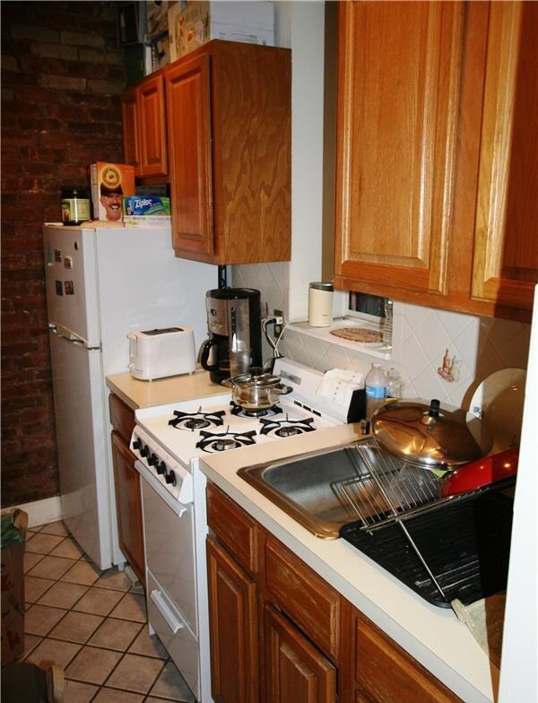 Building Photo - 330 E 95th St