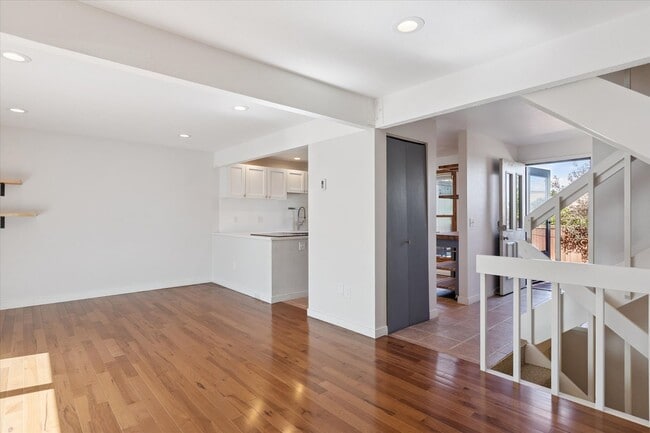 Foto del edificio - (PRICE DROP) Beautiful & Large 4-Bd 2.5-Ba...