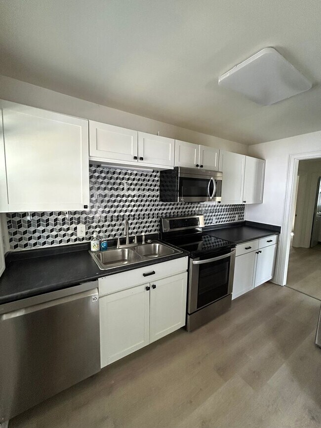 Building Photo - Beautifully Remodeled 4/2