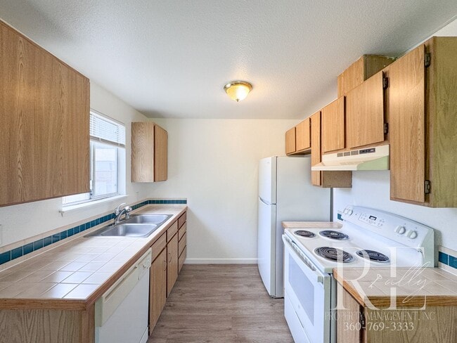 Building Photo - 2-Bed Upstairs Unit With Private Patio