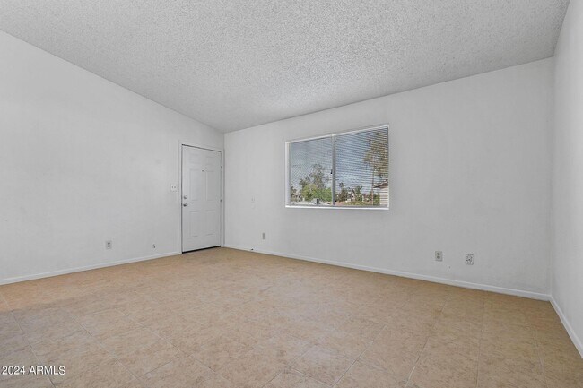 Building Photo - 260 E 8th Ave