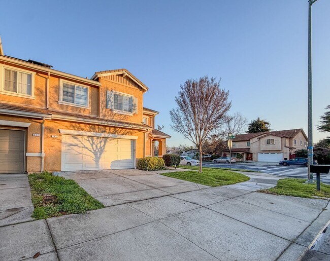 Building Photo - Fantastic. Three bedroom in Gilroy. Corner Lot