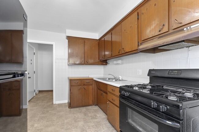 Building Photo - 22611 Hillock Ave