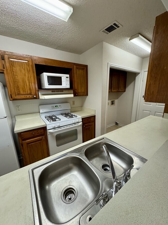 Building Photo - 625 Manco Rd