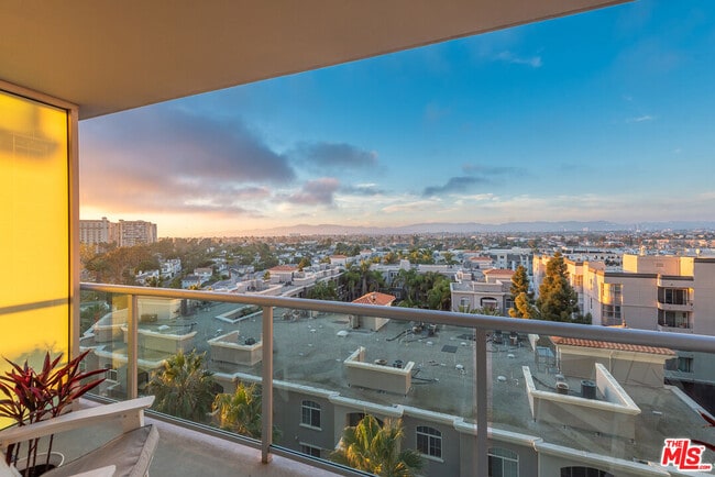 Building Photo - 13700 Marina Pointe Dr